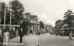 1054 Gezicht in de Nachtegaalstraat te Utrecht vanaf de Lucasbrug.